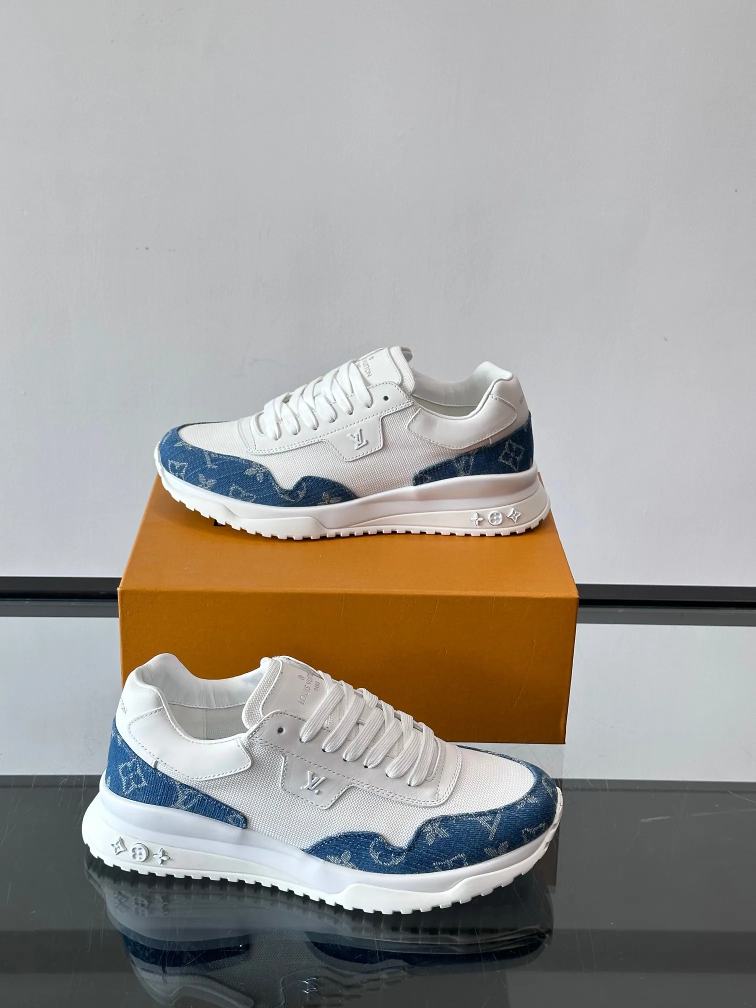 Men's Men's Shoes 💰500 [New Style] 🐡🐡LV🆕RUN AWAY sneakers, this Run Away sneaker is made of first-layer cowhide leather and breathable original material. The wedge-shaped rubber outsole continues the running shoe design, embellished with Monogram flowers, the L V letter is marked on the tongue, and the Louis Vuitton Paris logo is embellished on the back. Paired with brand logo cotton feet, the mesh lining and heel are spliced ​​and wrapped in cowhide, making the upper foot comfortable and breathable! size: 39-44 (38.45.46 customized)